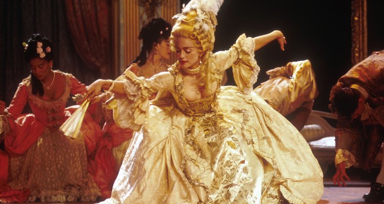 El vestuario de Madonna para su interpretación de "Vogue" tiene prestados elementos de las épocas victoriana y eduardiana.