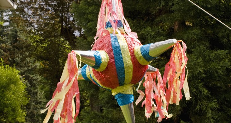 Haz una piñata perfecta para tus invitados adultos.