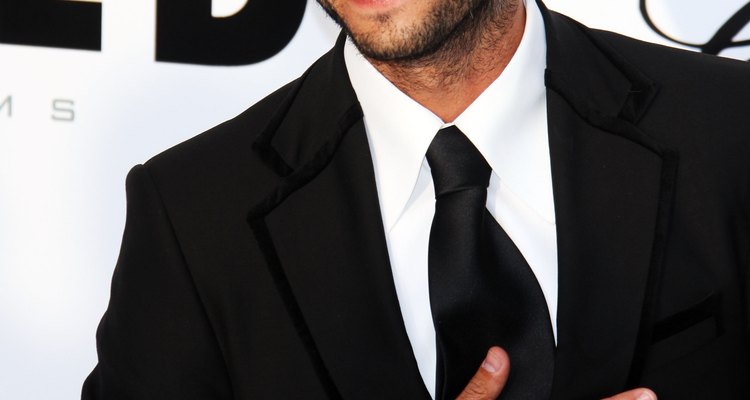 Rodrigo Santoro com cabelo penteado e barba por fazer