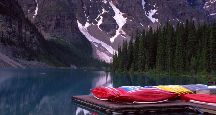 Los senderistas pueden atravesar lagos y bosques en las Montañas Rocallosas canadienses a lo largo del borde occidental de Alberta.