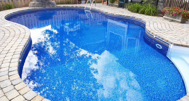 Si el pH de una piscina ya está cerca del nivel máximo recomendado de 8, añadir lejía puede empujarlo más allá de esa marca.