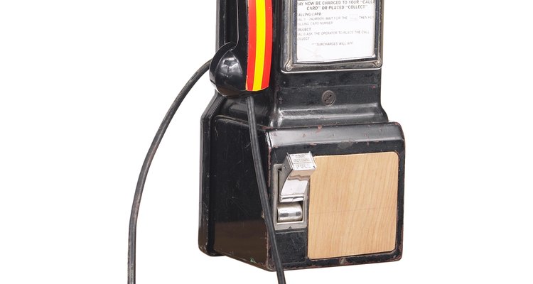 Monta una réplica funcional de un teléfono público antiguo en la pared.