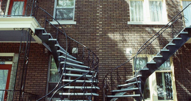 Las escaleras de caracol suelen lucir intrincadas inlcusive con un diseño simple.