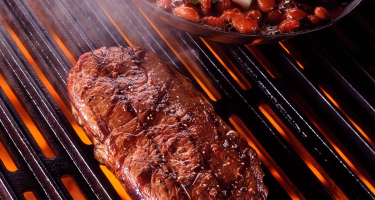 Se puede concluir que una barbacoa al aire libre es una estufa alimentada por carbón o madera sobre la cual la carne se calienta indirectamente y se cocina lentamente.