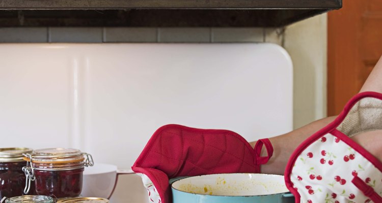 Cocinar puede dejar una película de grasa en las paredes que contribuye a generar los malos olores en casa.