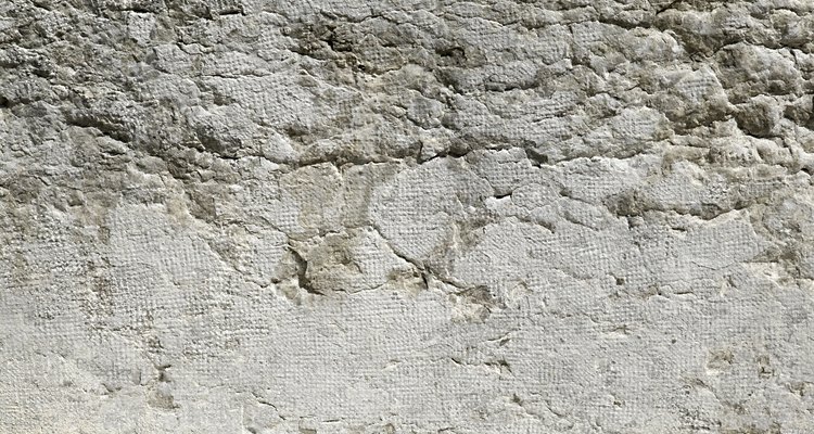 Haz tu propia capa delgada de cemento para reparar cemento viejo o terminación de paredes o superficies de piso.