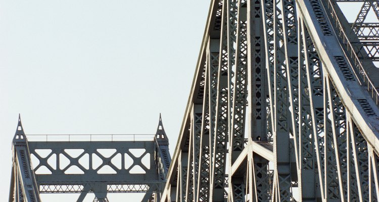 A ponte treliçada em cantiléver Jacques Cartier, em Montreal, transpõe o rio São Lourenço