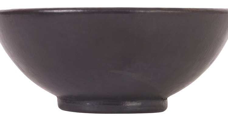 Utiliza un bol simple y poco profundo para el ikebana.
