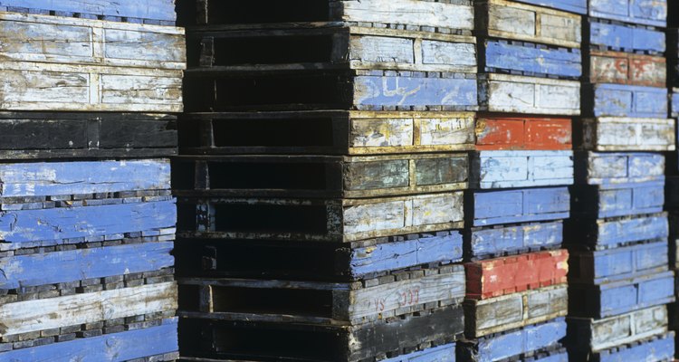 Os paletes de madeira servem como materiais perfeitos para a construção de galpões, caixas e outrs projetos de construção quadrados