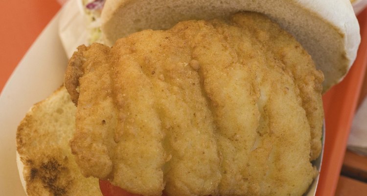 El panko hace una corteza delgada y crocante en el pescado frito.