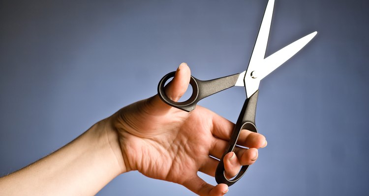 La tijera muy afilada es la clave para cortar tu propio cabello.