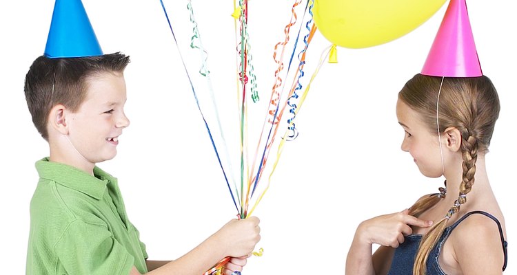Los globos y sombreros de colores simples son perfectos para una fiesta de cumpleaños temática de los Power Rangers.