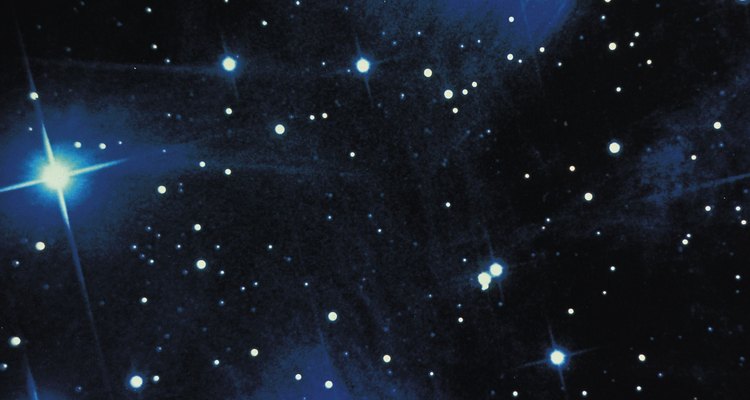 Las estrellas en el cielo aparecen más brillantes gracias a la capacidad de recogida de luz de la lente del objetivo o espejo.