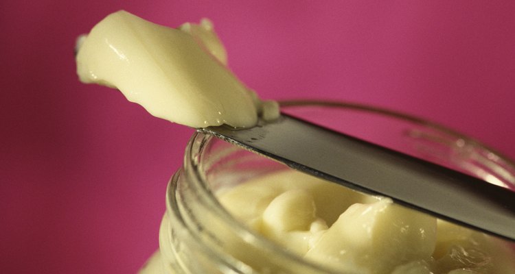La mayonesa es alta en grasas y calorías.