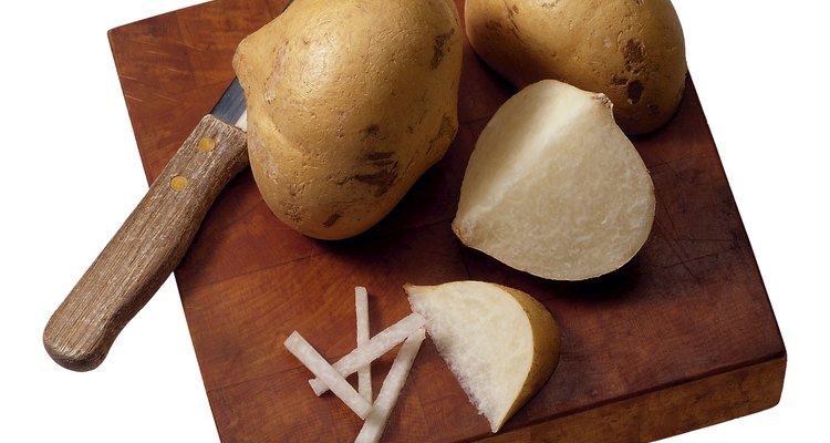 Las raíces de la jícama tienen un sabor a manzana y se parecen a las patatas.