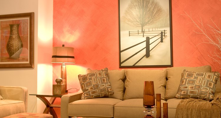 Una pared pintada en diferentes colores crea un punto focal limpio.