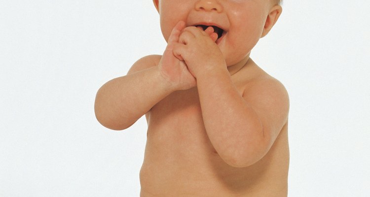 Cuando les están saliendo los dientes, los bebés a menudo muerden cualquier cosa.