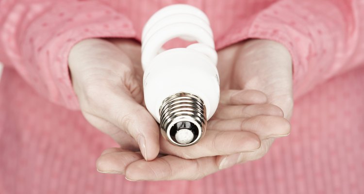 Você pode usar eletricidade estática para fazer o bulbo da lâmpada soltar faiscas