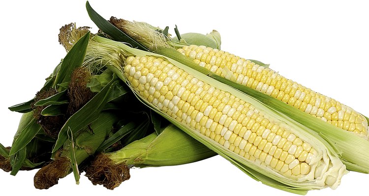 El maíz es mejor cocinarlo dentro de la cáscara.