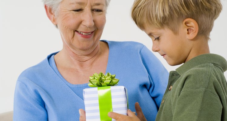 Los familiares cercanos y amigos pueden optar por dar un regalo simbólico a un niño de 7 años.