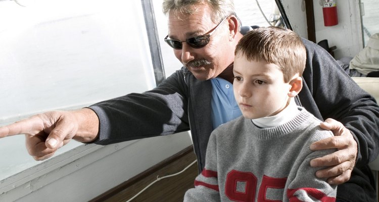 El navegar un barco es una oportunidad emocionante para muchos niños.