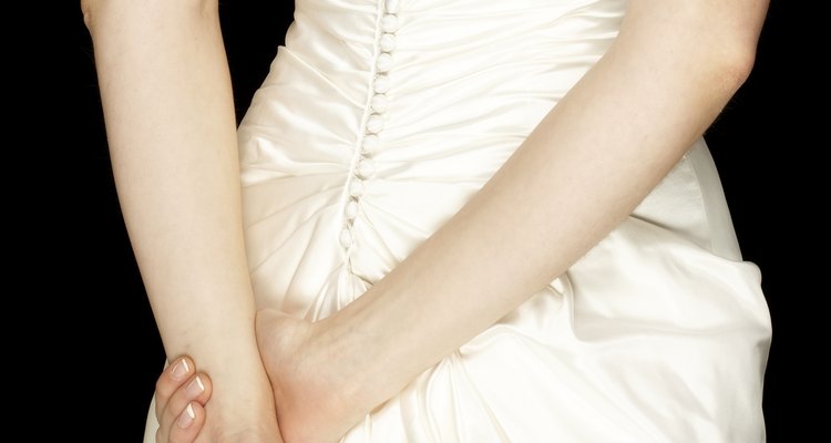 Un vestido de novia puede verse muy elegante colocando adornos en la parte de la espalda.