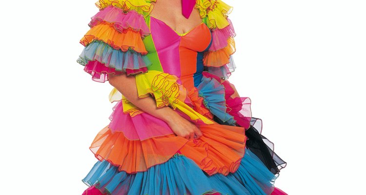 Crea un colorído sombrero de frutas Carmen Miranda para un disfraz.