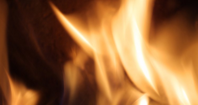 Un fuego puede mantenerse prendido por largos periodos usando briquetas más que madera.