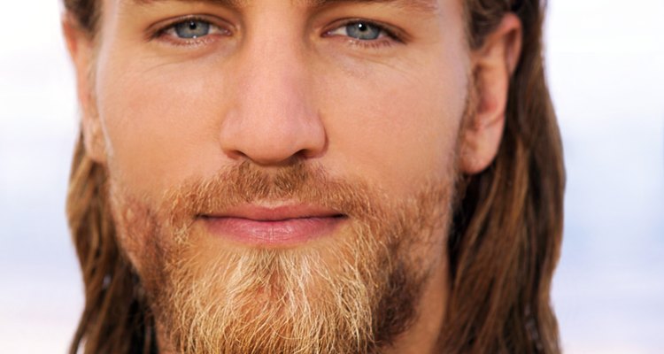 Una barba de dos tonos es un estilo natural para algunos hombres.