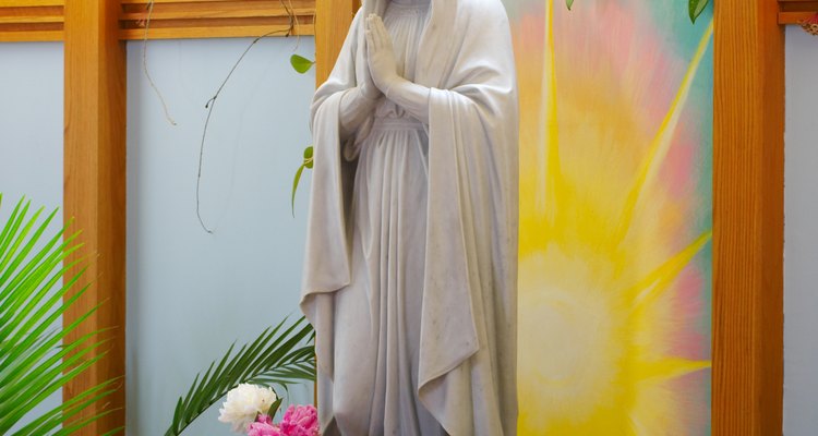 Ofrece a María ramos de rosas, mientras rezas el Rosario.