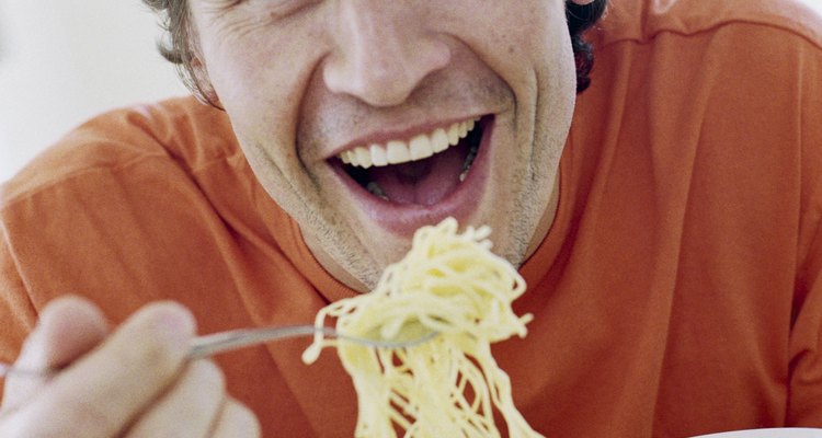 Homem comendo espaguete