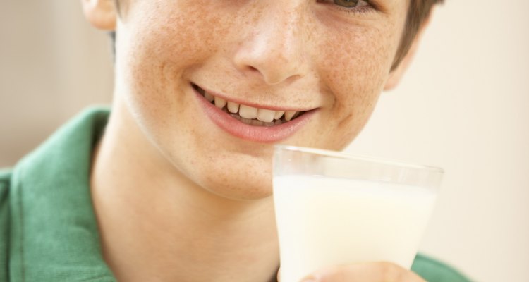 El calcio en la leche promueve fuertes huesos en los niños.