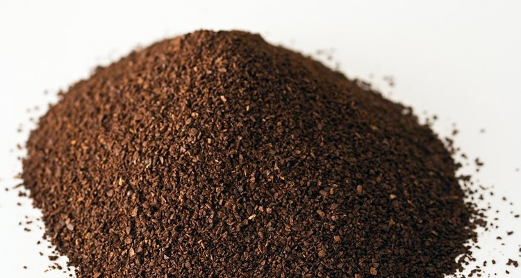 Las semillas de café se recolectan a mano y pasan por varios procesos como la fermentación, lavado y tostado para el consumo.