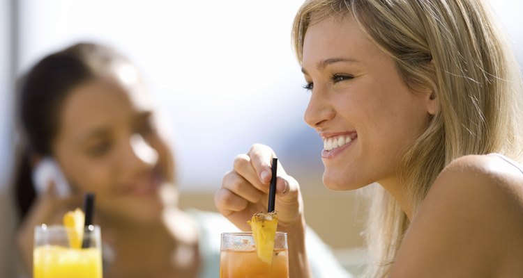 Si bebes alcohol tu piel no lucirá tersa ni saludable porque la deshidrata.