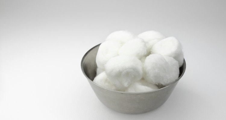 Las bolas de algodón pueden remojarse y utilizarse par alimpiar los oídos de los perros.