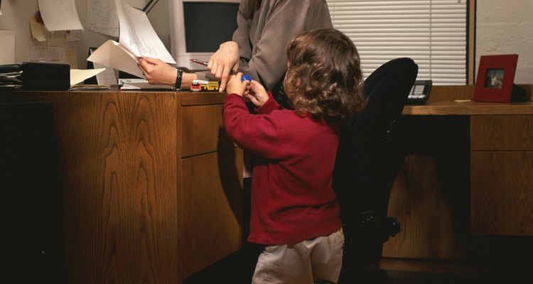 Encuentra actividades que mantengan a tu hijo ocupado y reduzcan las interrupciones.