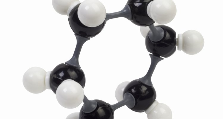 O ácido benzoico possui um anel aromático em sua estrutura