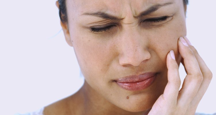 Un dolor de muelas puede ser debido a un absceso en el diente o encía.