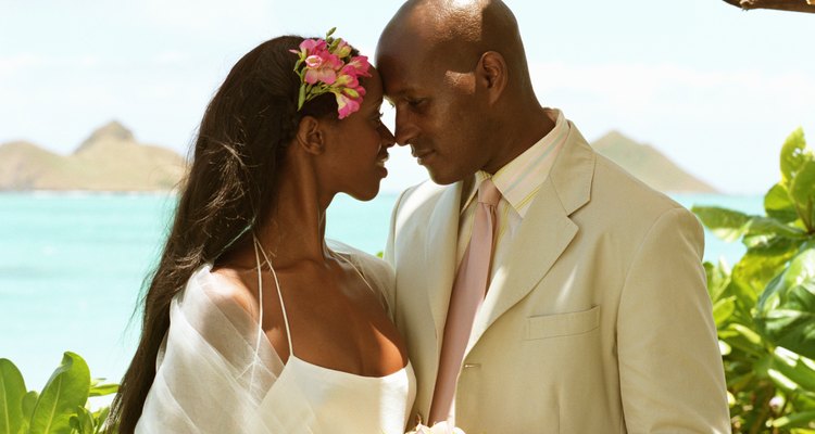 Las parejas en Hawai pueden elegir bodas en la playa, al atardecer o en el mar.