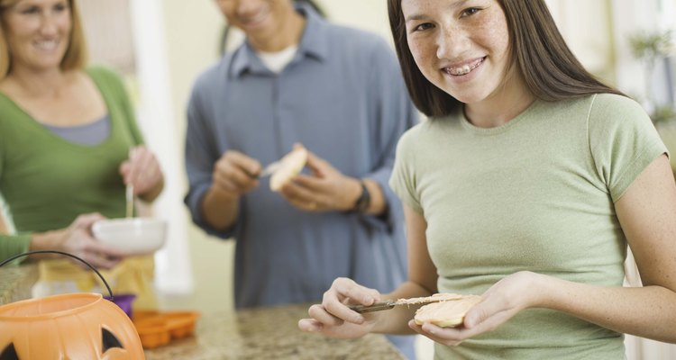 Desafía a tus invitadas adolescentes a un concurso para hornear galletas.