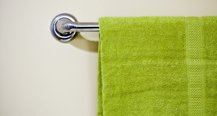 Coloca un toallero en el baño para que las toallas cuelguen y sea cómodo alcanzarlas.