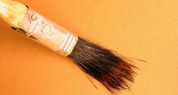 Usa un cepillo de lasca para añadir pintura en cualquier grieta que la escayola del rodillo de pintura no cubra.