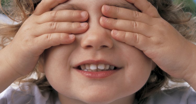 Peek-a-boo es un juego divertido para los niños entre 7 y 9 meses, que enseña a las jóvenes mentes que los objetos siguen existiendo aunque desaparezcan.