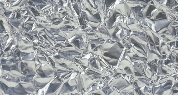 El papel de aluminio es una excelente opción para guardar alimentos en el congelador.