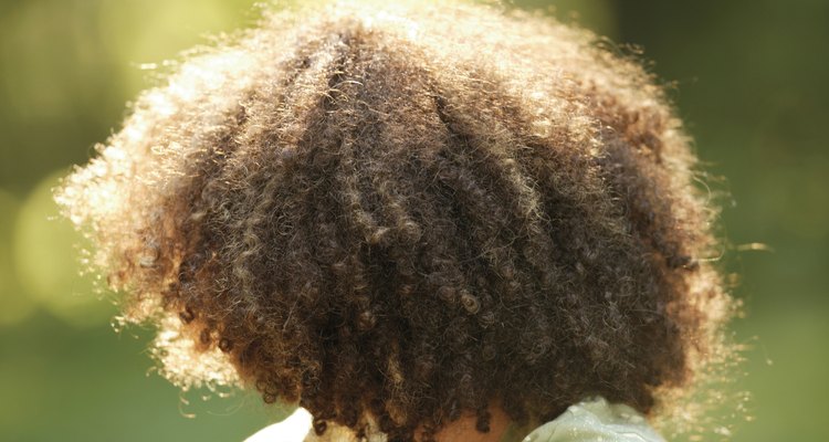 Puedes luchar contra el cabello seco mediante el control de los niveles de porosidad.