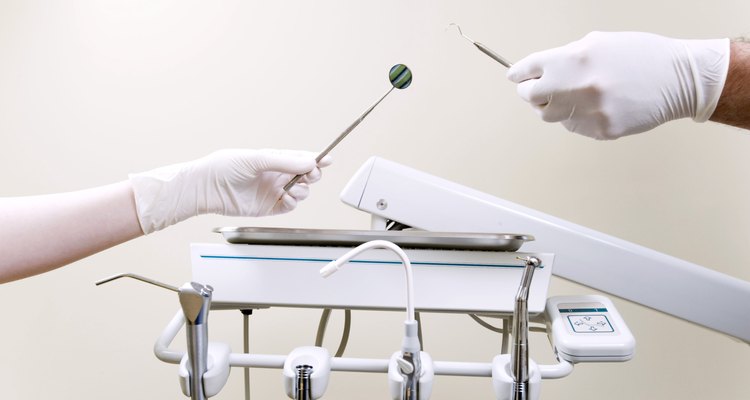 Na bandeja dental básica há espelho, explorador e pinças para algodão, etc.