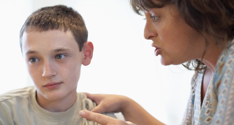 Los padres que critican demasiado o son sobreprotectores probablemente criarán hijos rebeldes.