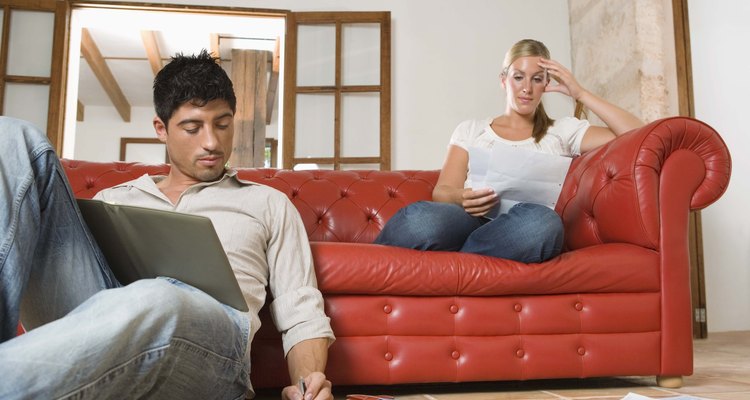 Adultos jóvenes están preocupados sobre el aumento del costo de la vida.