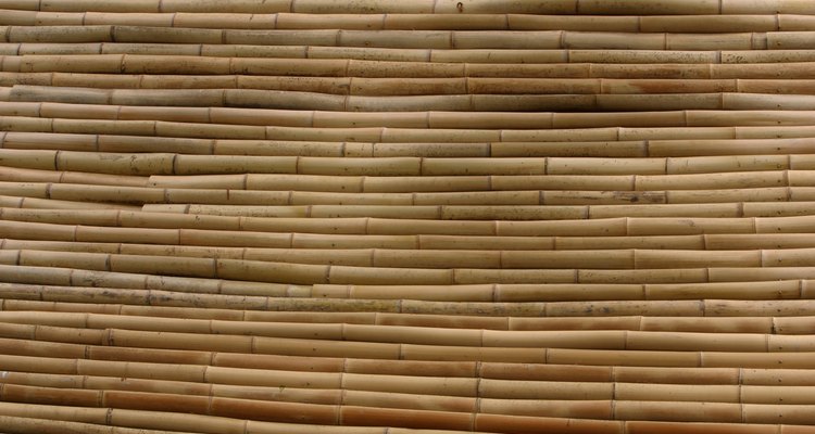 O bambu seco precisa de calor para ser dobrado