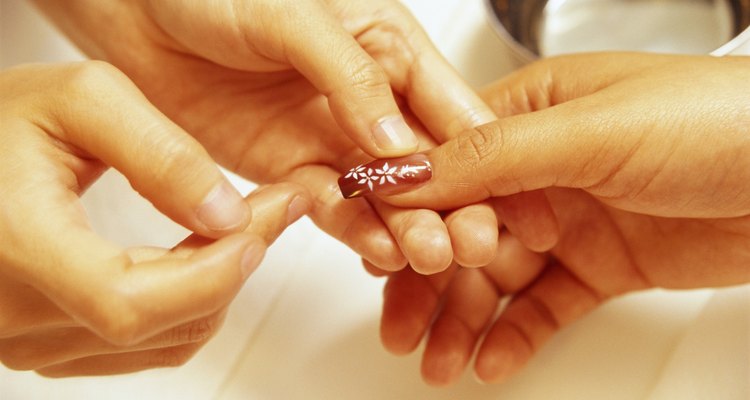 Las uñas de acrílico están hechas con los mismos materiales que se utilizan para reparar los dientes, lo que las hace extremadamente durables.